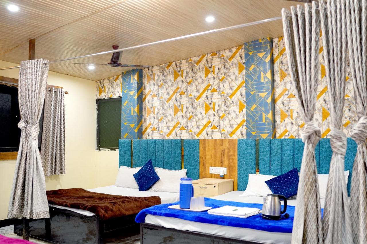 Hotel Mahalok Palace 우자인 외부 사진