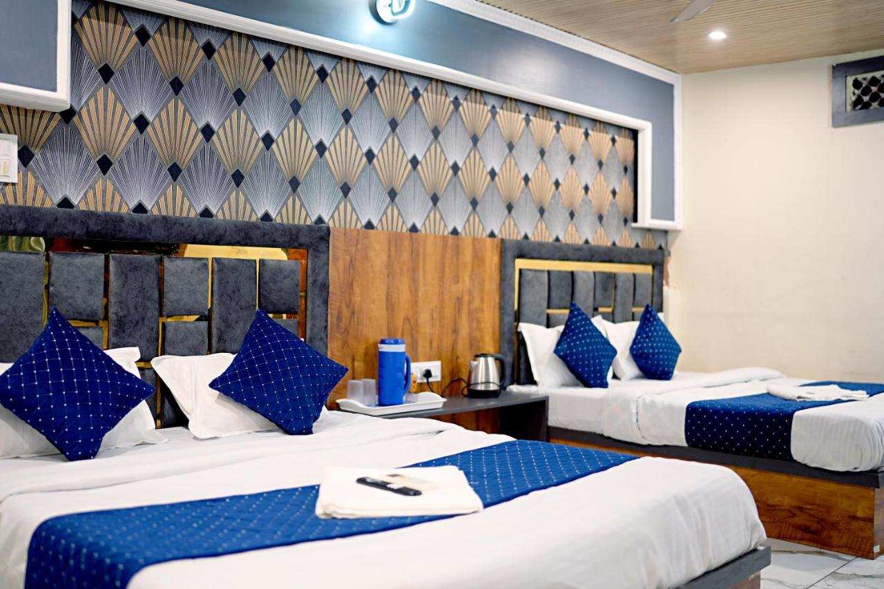 Hotel Mahalok Palace 우자인 외부 사진