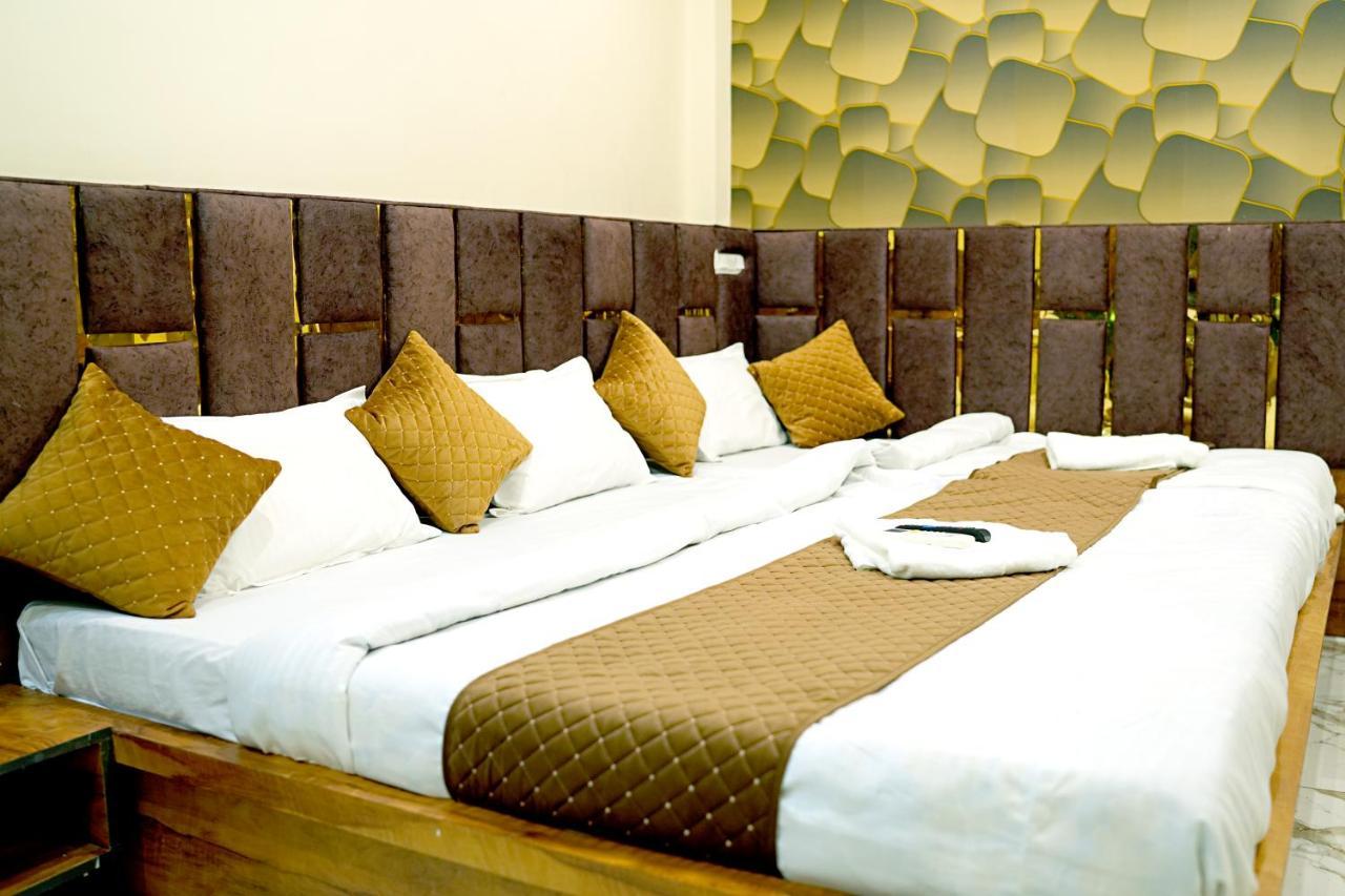Hotel Mahalok Palace 우자인 외부 사진