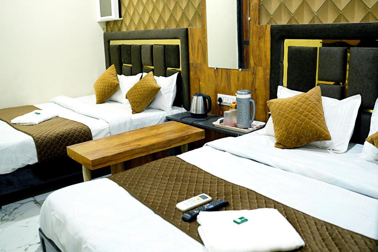 Hotel Mahalok Palace 우자인 외부 사진