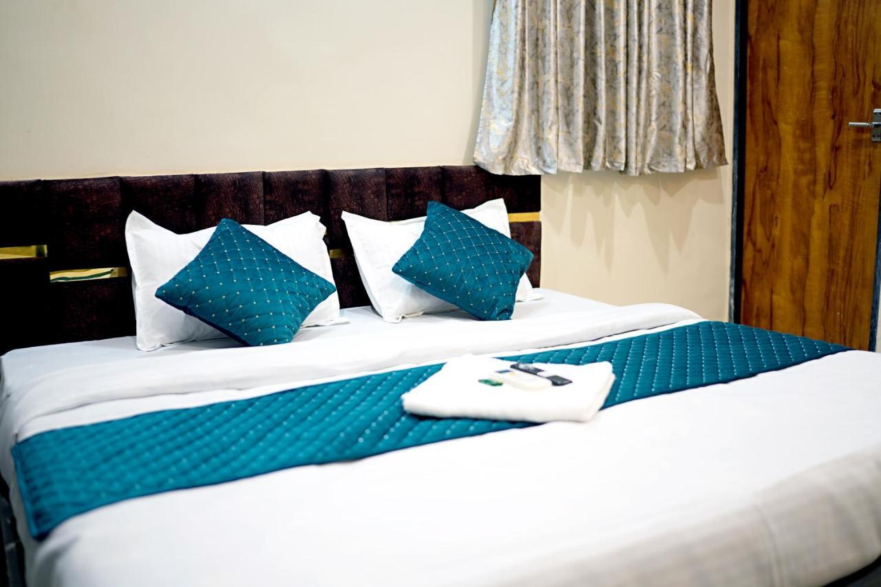 Hotel Mahalok Palace 우자인 외부 사진