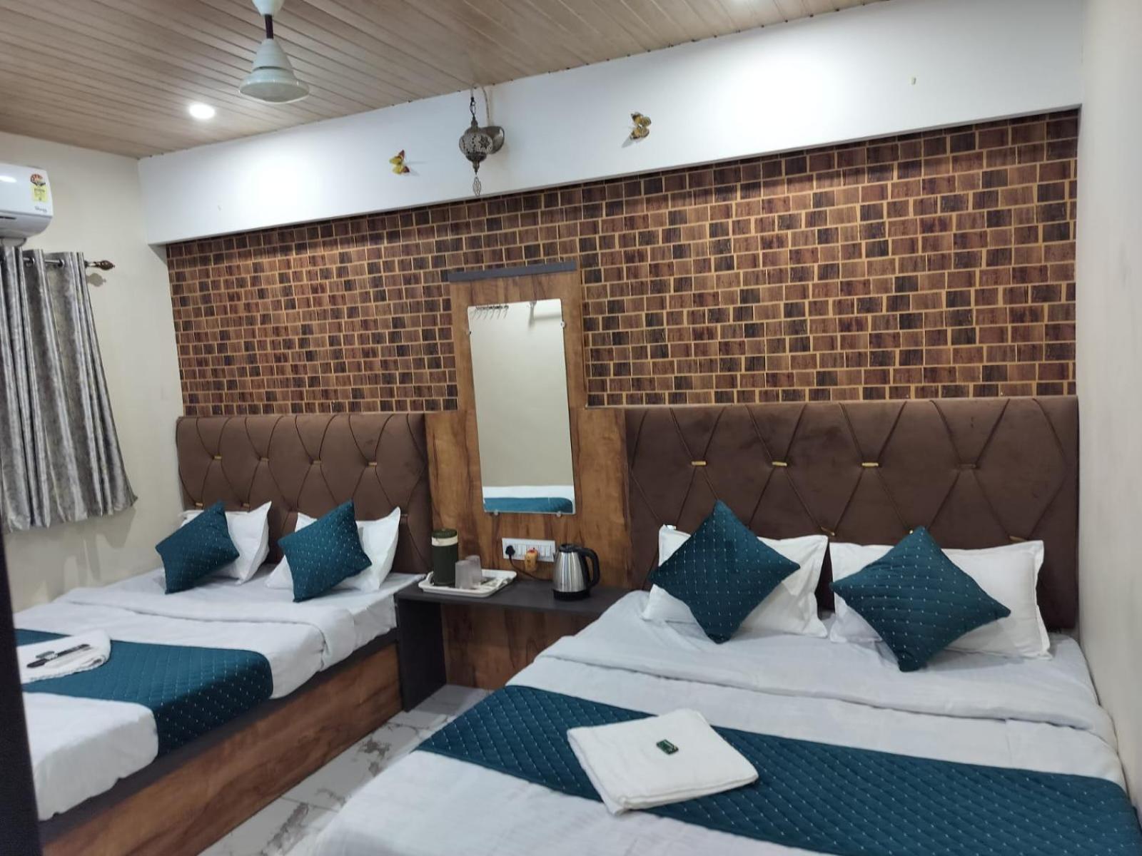 Hotel Mahalok Palace 우자인 외부 사진